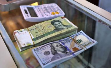 صراف في مدينة الكاظمية في بغداد