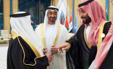 الشيخ محمد بن زايد ولي عهد أبوظبي يتوسط ملك البحرين الشيخ حمد بن عيسى آل خليفة وولي العهد السعودي الأمير محمد بن سلمان في قمة مكة