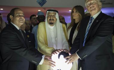 العاهل السعودي سلمان بن عبدالعزيز والرئيس الأميركي دونالد ترامب والرئيس المصري عبدالفتاح السيسي في اطلاق مركز "إعتدال" لمحاربة التطرف في الرياض عام 2017