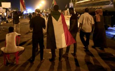 متظاهرون وسط الخرطوم