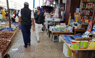 A narrow pavement passage in Triq Mediouna filled by street vendors