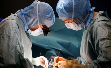 جراحان يجريان عملية في القلب لمريض في مستشفى بفرنسا