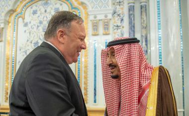 العاهل السعودي سلمان بن عبدالعزيز ووزير الخارجية الأميركي مايك بومبيو