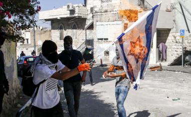 فلسطينيون يحرقون العلم الاسرائيلي