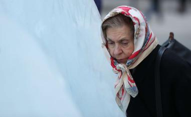 امرأة تضع رأسها على كتلة جليدية في معرض ألماني يدعو لمواجهة التغير المناخي 