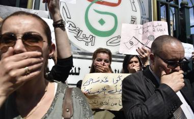 موظفو التلفزيون الجزائري يتظاهرون احتجاجا على الرقابة