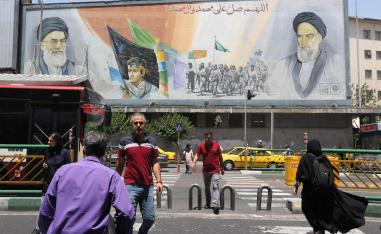 لوحة جدارية وسط طهران تحتفي بالخميني وخامنئي