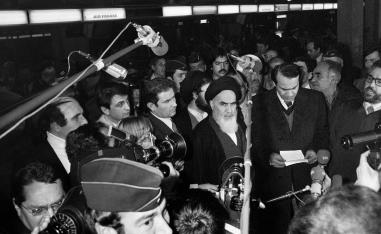 Photo taken on January 31, 1979,  shows Ayatollah Ruhollah Khomeini giving a speech as journalists surround him at Roissy airport near Paris