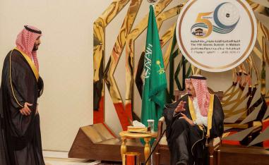 العاهل السعودي الملك سلمان بن عبدالعزيز يتحدث إلى ولي العهد الأمير محمد بن سلمان في قمة مكة