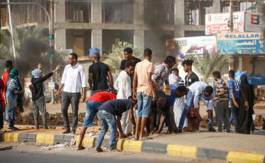 محتجون سودانيون