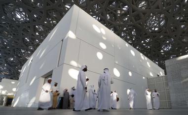 زوار في متحف اللوفر أبوظبي