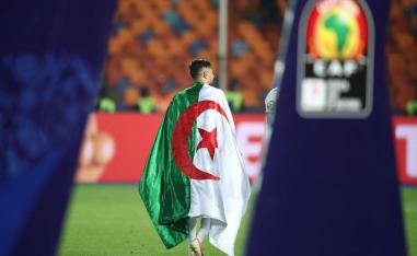 لاعب جزائري يستوشح علم بلاده في نهائيات كأس أفريقيا