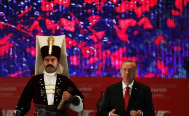 الرئيس التركي رجب طيب أردوغان مع حرس الشرف الرئاسي