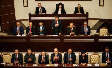 رئيس الحكومة الكردية مسرور بارزاني في جلسة الحصول على الثقة