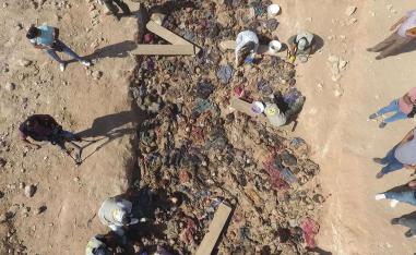 خبراء يفتحون قبرا جماعيا في صحراء السماوة جنوب العراق