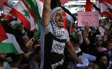 فلسطينيون يتظاهرون للمطالبة بحقوقهم في لبنان