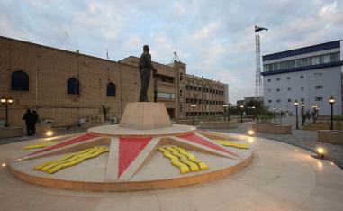 نصب برونزي وسط بغداد للجنرال عبدالكريم قاسم رئيس وزراء العراق الأسبق (1958-1963)
