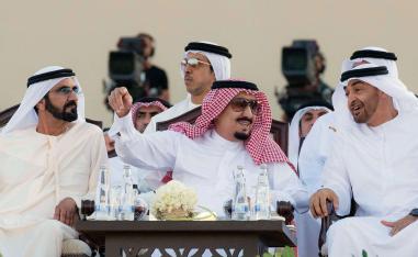 الملك سلمان يتوسط الشيخين محمد بن زايد آل نهيان ولي عهد أبوظبي ومحمد بن راشد آل مكتوم حاكم دبي ونائب رئيس دولة الإمارات 