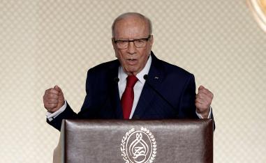 أول رئيس منتخب ديموقراطيا بعد الثورة