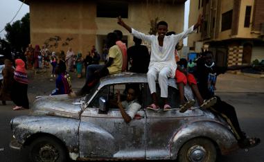 سودانيون يشاركون في تظاهرة ضد المجلس العسكري الانتقالي