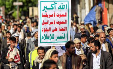 طفل يرفع علم اليمن في مسجد للحوثيين في صنعاء