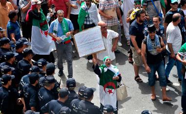 الشارع مصر على رحيل بقايا نظام بوتفليقة من الحكم