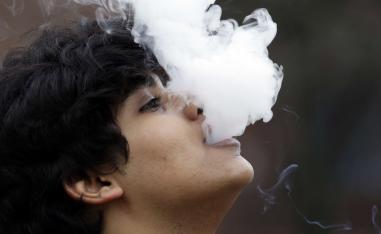مدخن ينفث سحابة من الدخان