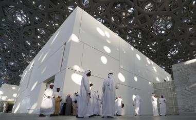 زوار إماراتيون في معرض اللوفر أبوظبي