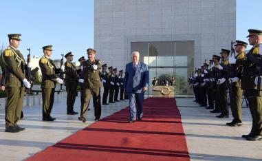الرئيس الفلسطيني محمود عباس يزور ضريح الزعيم ياسر عرفات