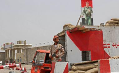 نقطة تفتيش لقوات الحزام الأمني بالقرب من عدن