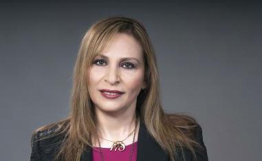 امرأة ترسم امرأة