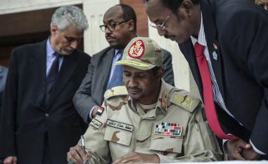 توقيع اتفاق تقاسم السلطة بين المدنيين والعسكر في السودان