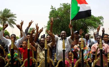 السودانيون يحتفلون بالانتقال المدني