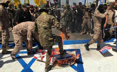 قوات الحشد تستعرض وسط بغداد بحرق اعلام إسرائيل والولايات المتحدة
