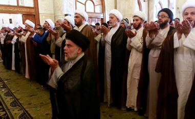 مقتدى الصدر يؤم اتباعه في صلاة العيد في الكوفة