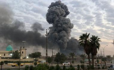 اعمدة دخان جنوب بغداد بعد انفجارات في قاعدة الصقر