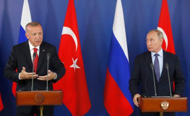 Turkish President Recep Tayyip Erdogan (L) and Russian President Vladimir Putin attend a joint news conference