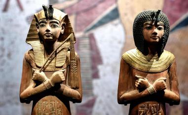 منحوتات في معرض توت عنخ آمون في فرنسا