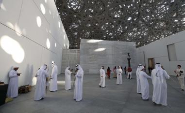زوار إماراتيون في متحف اللوفر أبوظبي