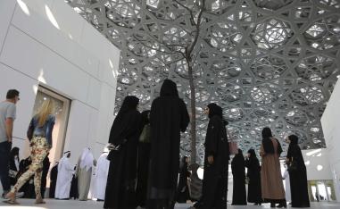 زوار في متحف اللوفر أبوظبي