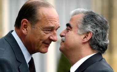 French President Jacques Chirac (L) welcomes Lebanese Prime Minister Rafiq Hariri in Paris on April 25, 2003