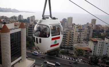 لبنانيون في تلفريك يربط الساحل بالجبل بالقرب من كنيسة مريم العذراء في بيروت