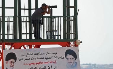 لبناني ينظر من فوق برج مراقبة باتجاه الحدود مع اسرائيل