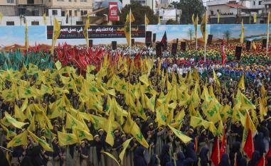 ناشطون من حزب الله يتظاهرون في بيروت