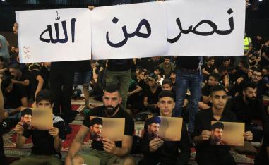 ناشطون من حزب الله يرفعون صورة زعيمه حسن نصرالله