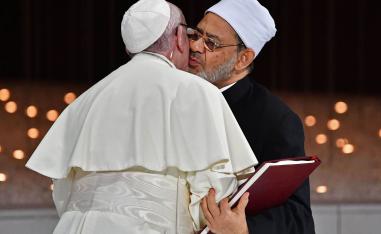 الحبر الأعظم البابا فرانسيس يعانق شيخ الأزهر أحمد الطيب في لقاء أبوظبي