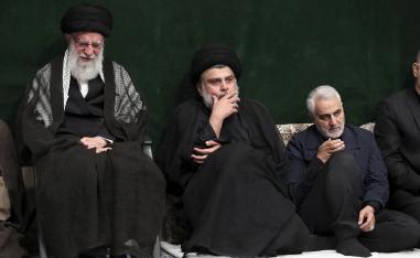 مقتدى الصدر يتوسط المرشد الأعلى علي خامنئي وقائد فيلق القدس قاسم سليماني