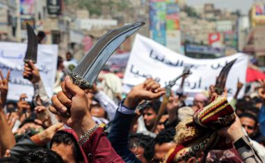 متظاهرون في تعز تأييدا للاصلاح وتنديدا بالإمارات
