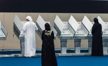 إقبال نسائي مكثف على مراكز التصويت