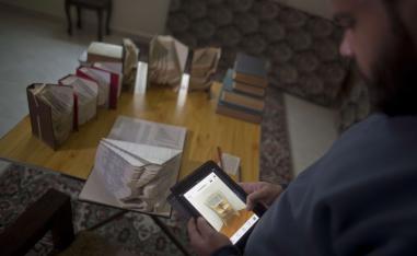الفنان الفلسطيني أحمد حميد يعرض كتبا مطوية بفن الاوريغامي